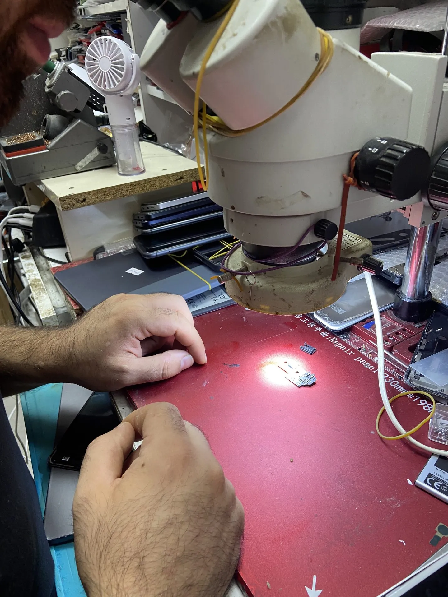 Mikroskop altında telefon anakart tamiri, Fırat İletişim