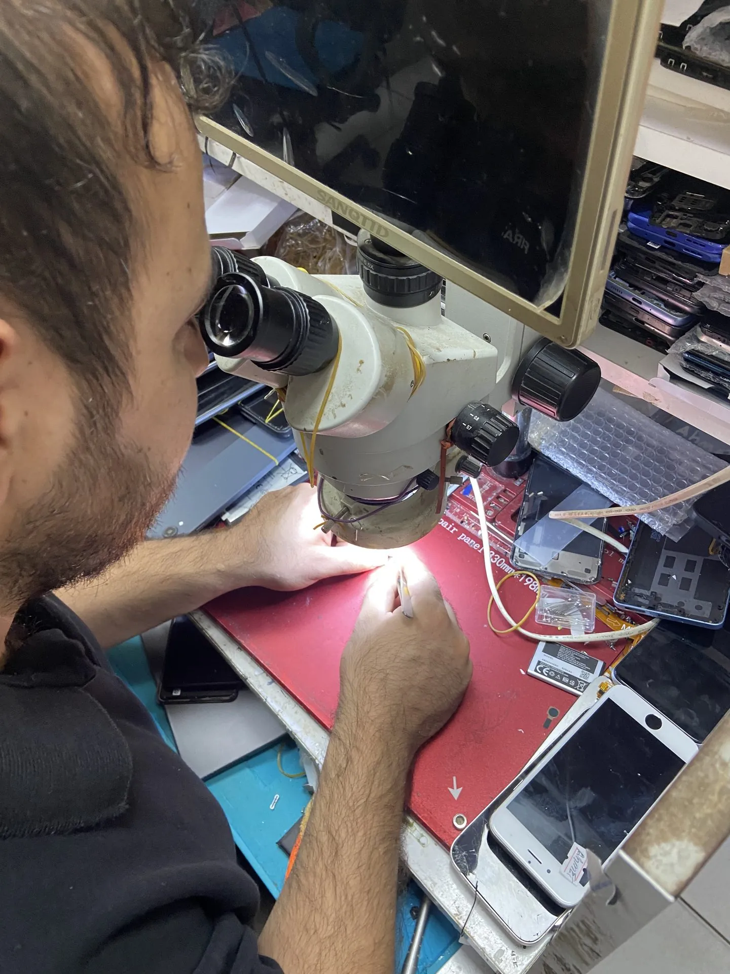 Fırat İletişim’de mikroskop altında telefon ve tablet tamiri