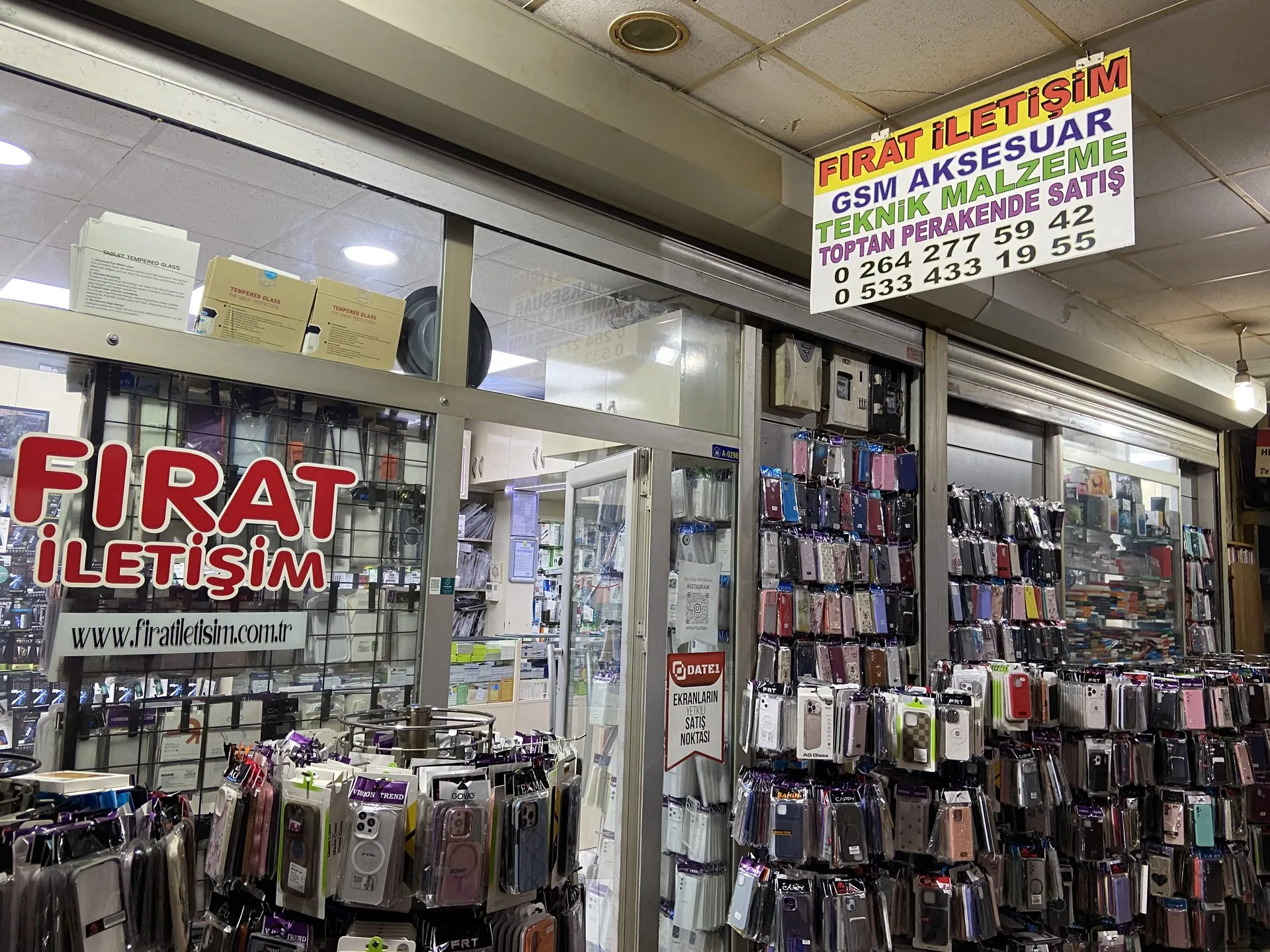 Fırat İletişim mağaza vitrini, toptan GSM aksesuar, Avşar Pasajı